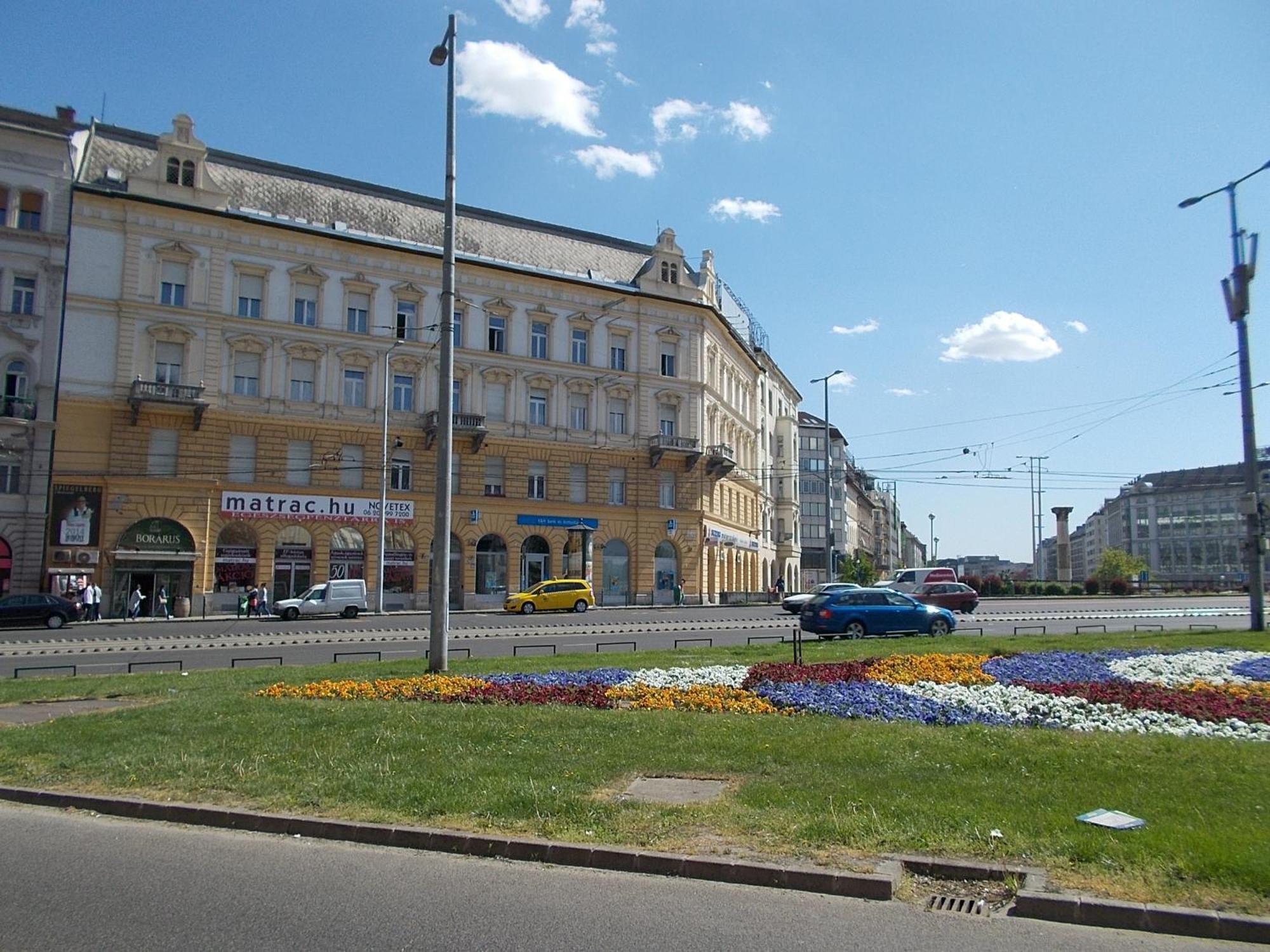 Serena Near Boulvard With Ac, Budapest